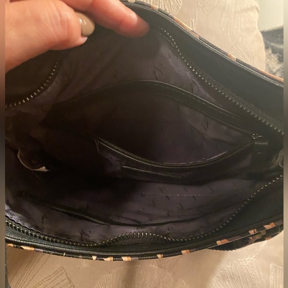 Simply Vera Vera Wang Crossbody bag. Zip top. Used in good condition 🖤👜 - Picture 14 of 17